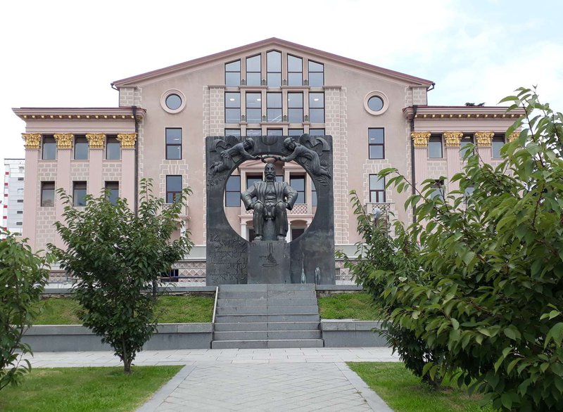 Памятник Илье Чавчавадзе возле Батумского драматического театра - 3.jpeg