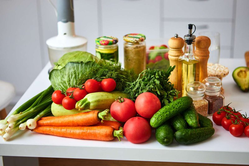 Сырые органические овощи, фрукты и орехи