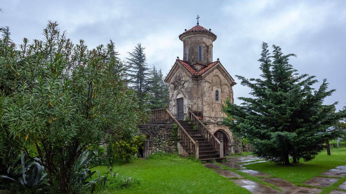 Старинная церковь на территории монастыря Мартвили