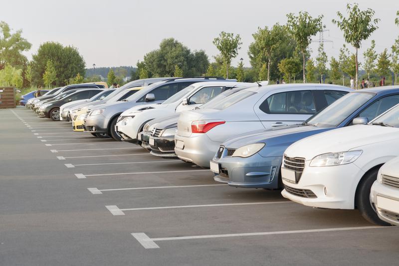 Автомобили на парквке в Тбилиси