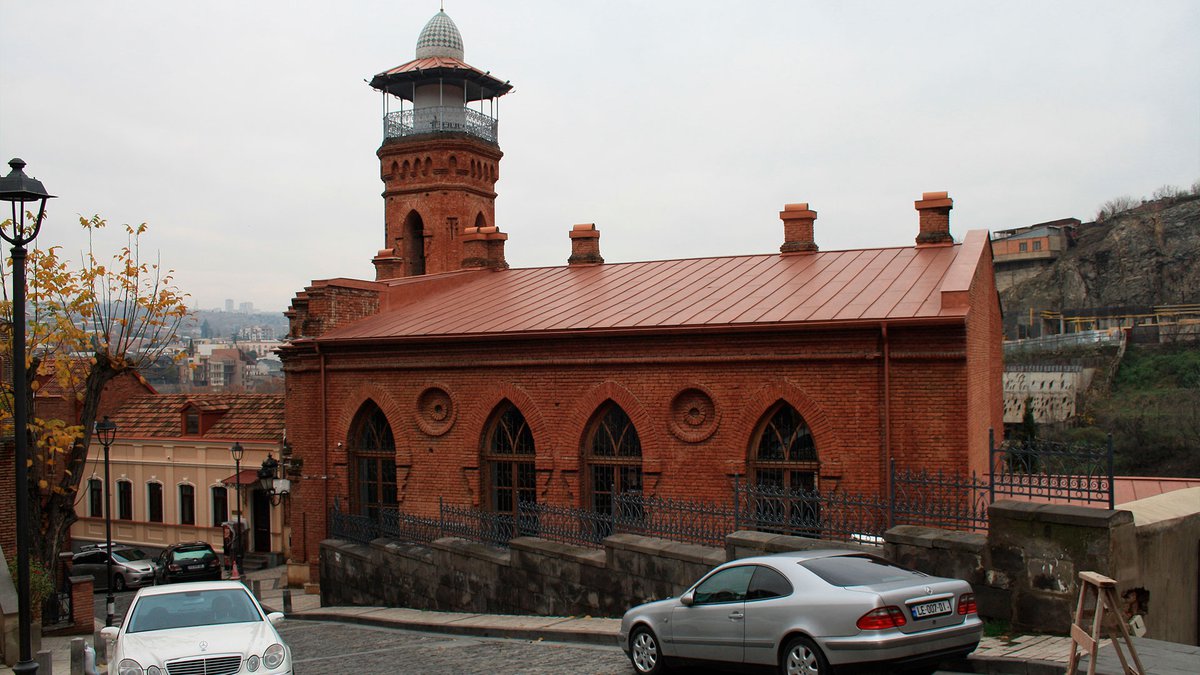 Мечеть из красного кирпича
