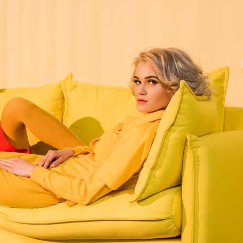 Женщина на желтом диване