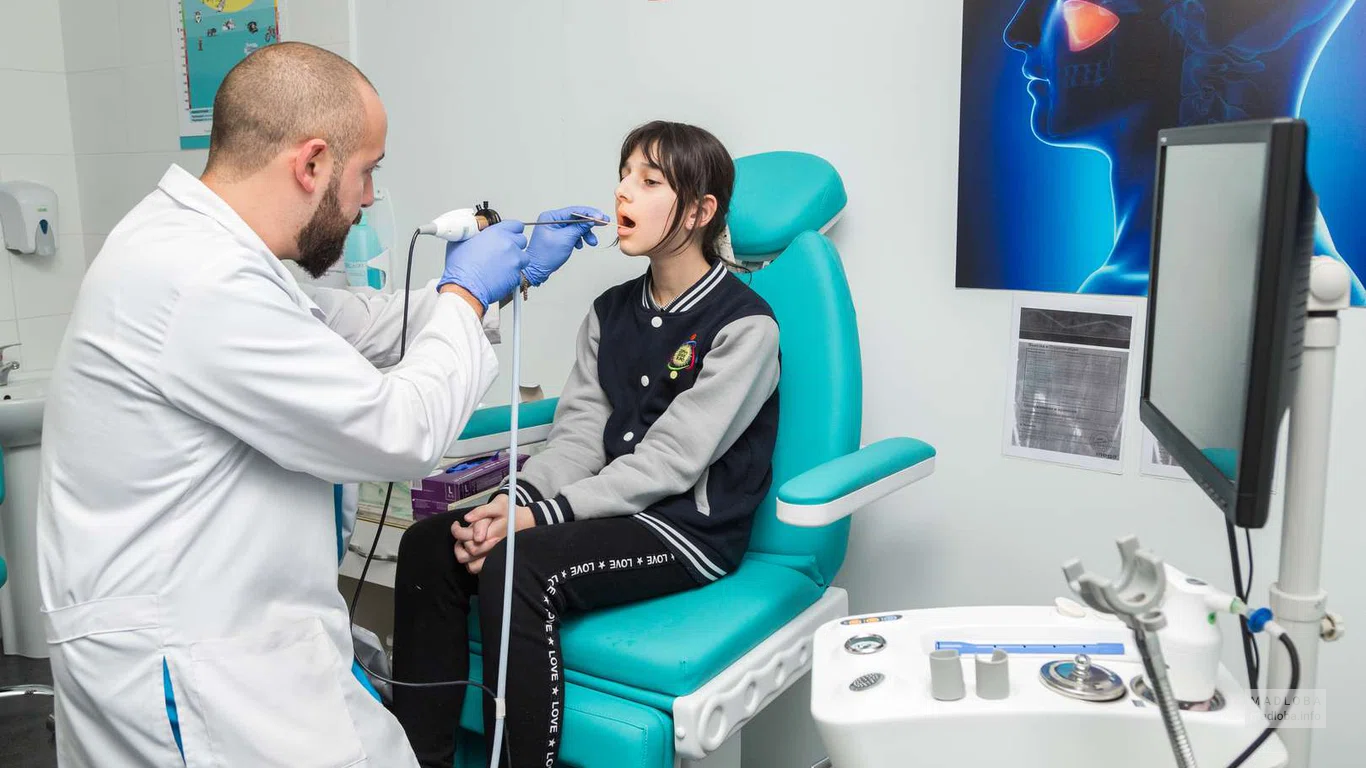 Стоматолог осматривает девочку