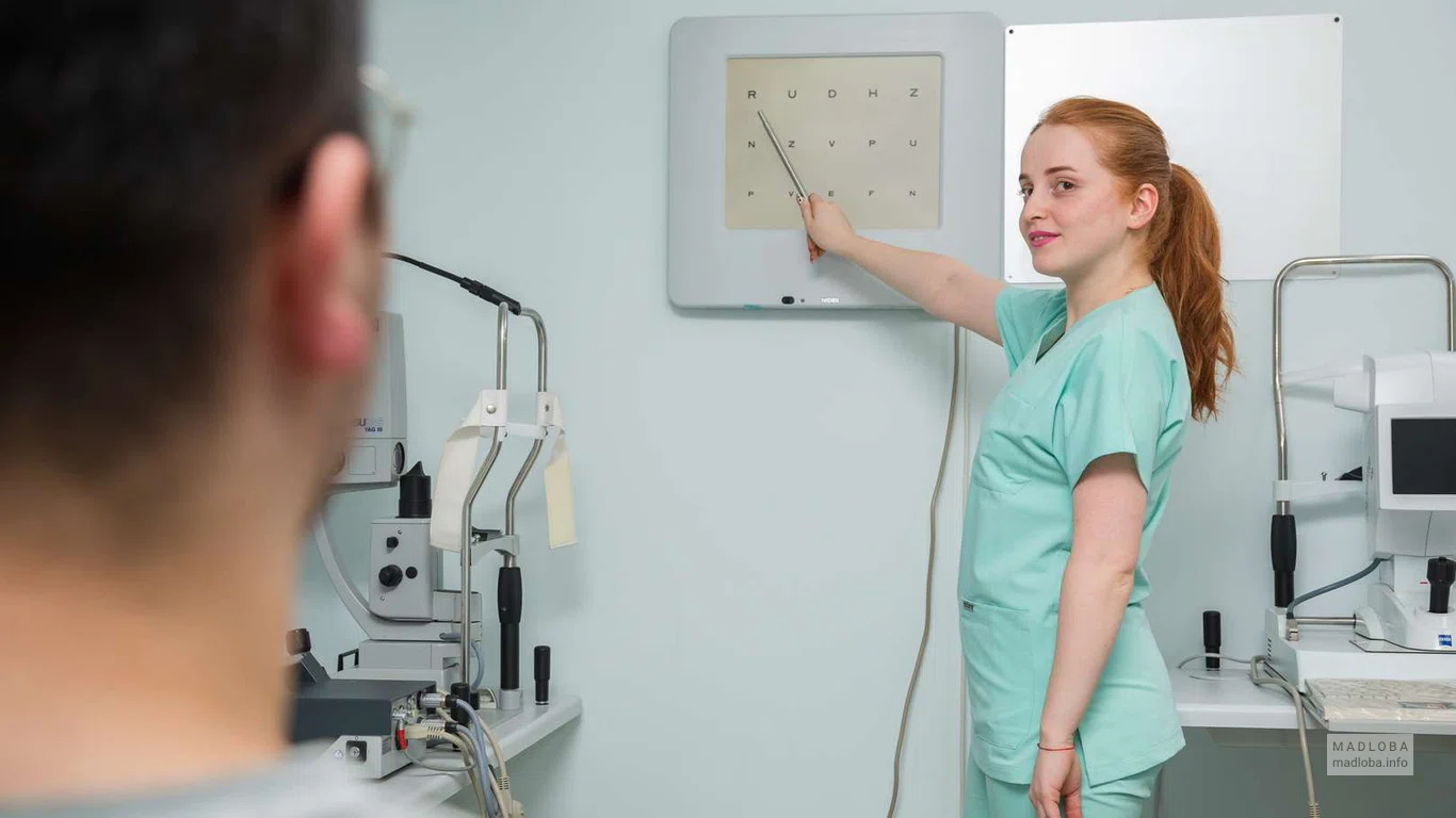 Офтальмолог проверяет зрение у пациента