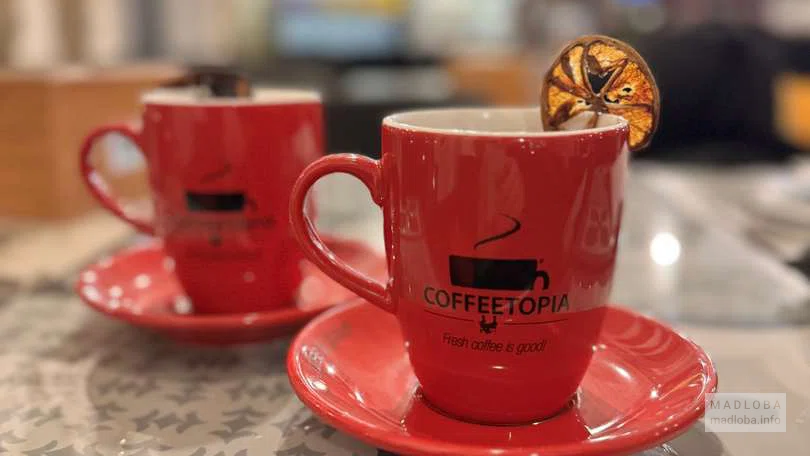 Подача кофе в кофейне Coffeetopia