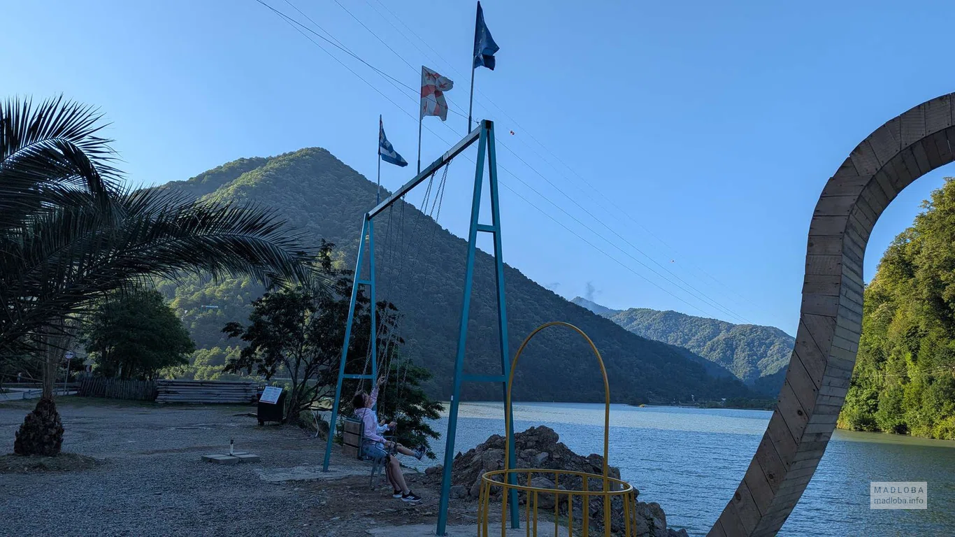 Площадка с качелями около водопада Kibura в Аджарии