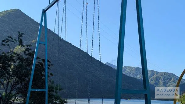 Площадка с качелями около водопада Kibura в Аджарии