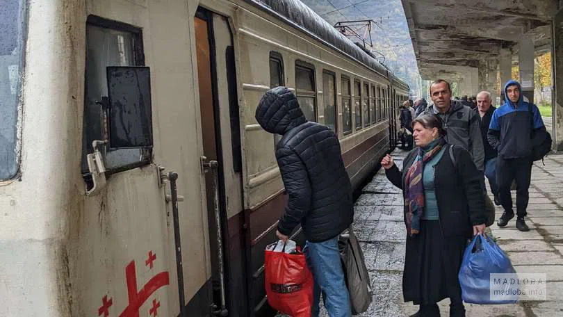 Посадка пассажиров на поезд  в Чиатуре