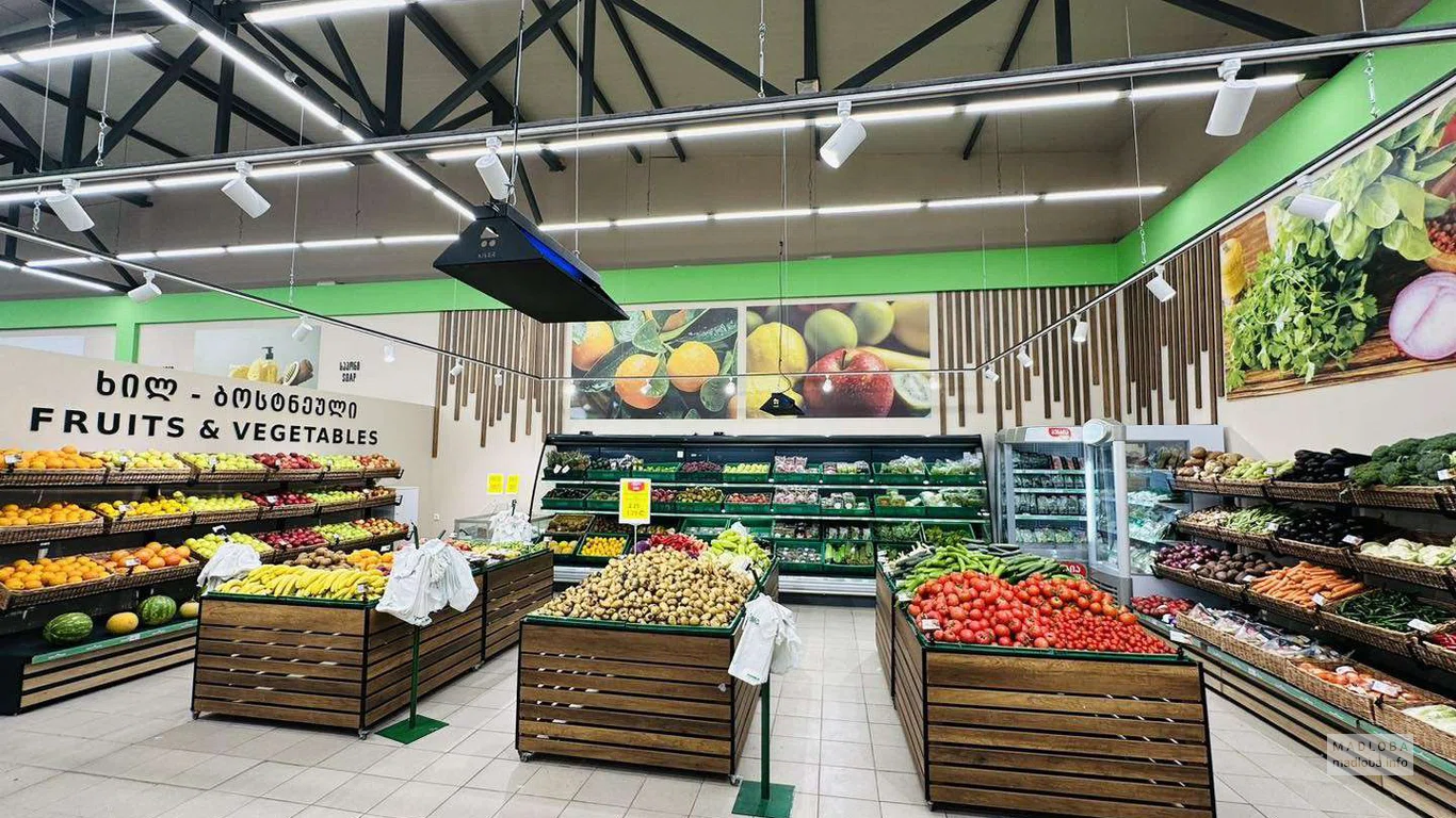 Овощной и фруктовый отдел в магазине "Fresco Group"