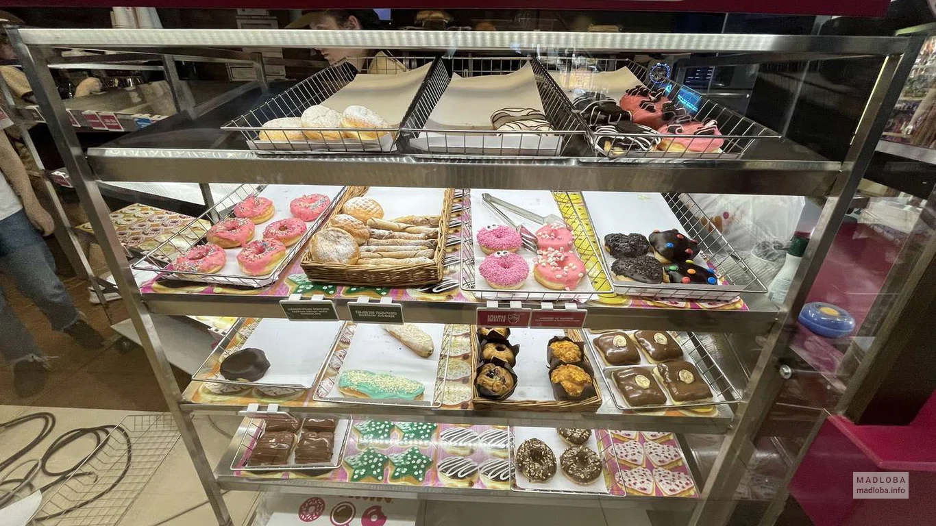 Ассортимент в кофейне Dunkin' Donuts