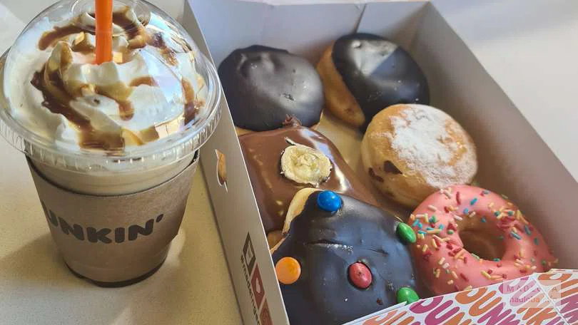 Подача кофе в кофейне Dunkin' Donuts