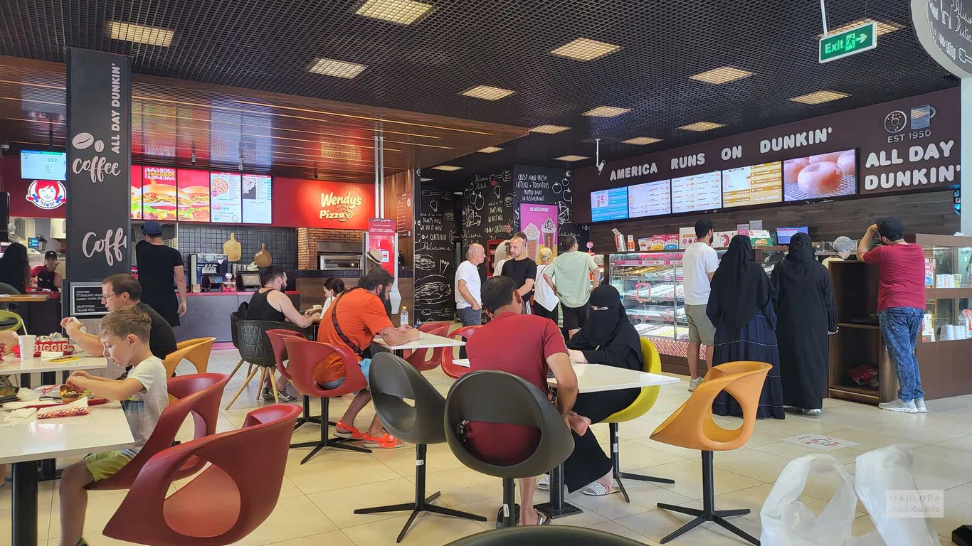 Интерьер в кофейне Dunkin' Donuts