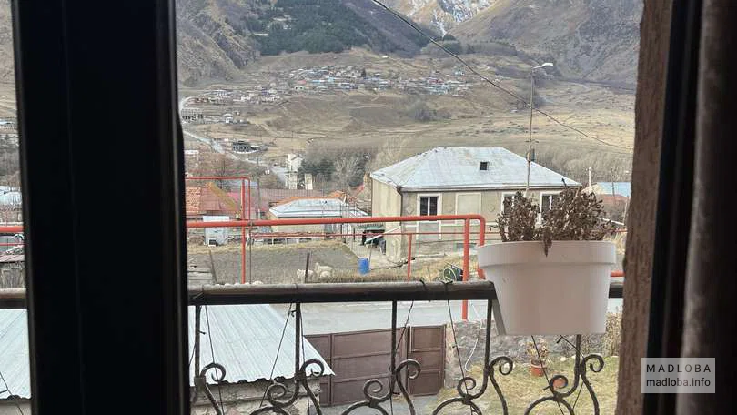 Вид из окна  Гостевого дома "Golden Star Kazbegi " в Степанцминде