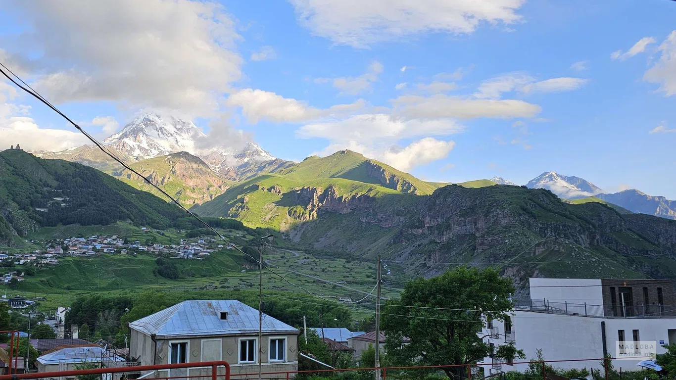 Живописный вид из Гостевого дома "Golden Star Kazbegi " в Степанцминде