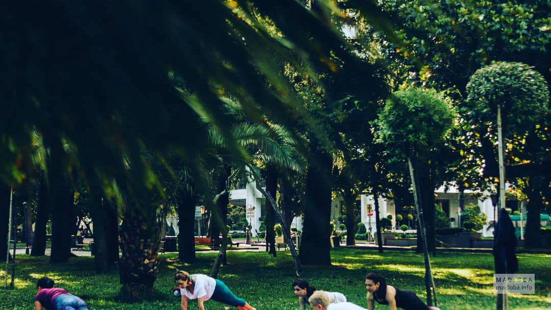 Занятие на воздухе в Профессиональном центре йоги "BatumiYogaCenter" в Батуми