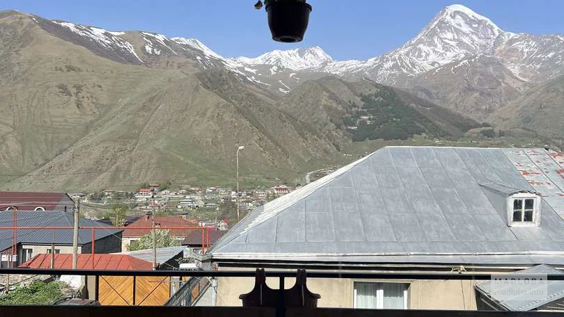 Вид с балкона Гостевого дома Релакс на улице Марджанишвили 6 "Guesthouse Relax in Kazbegi" в Степанцминде