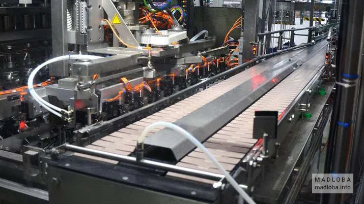 Рабочий аппарат на заводе по производству пива от компании Zedazeni
