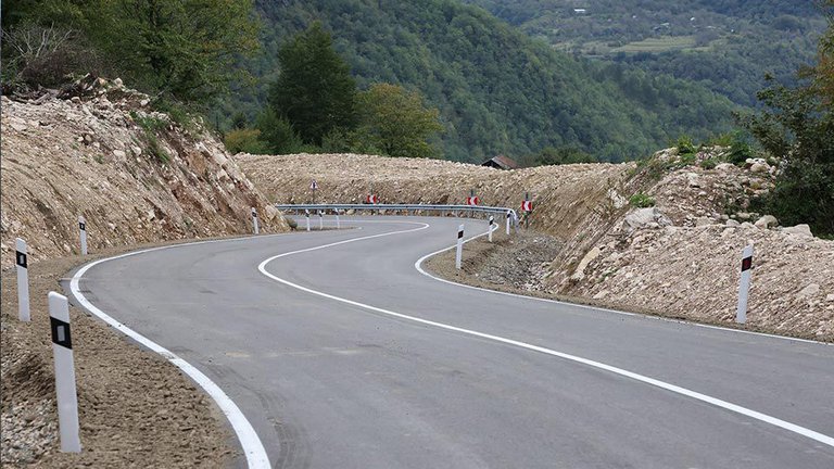 🛣 Меры безопасности улучшат участки дороги Тбилиси-Сенаки-Леселидзе.