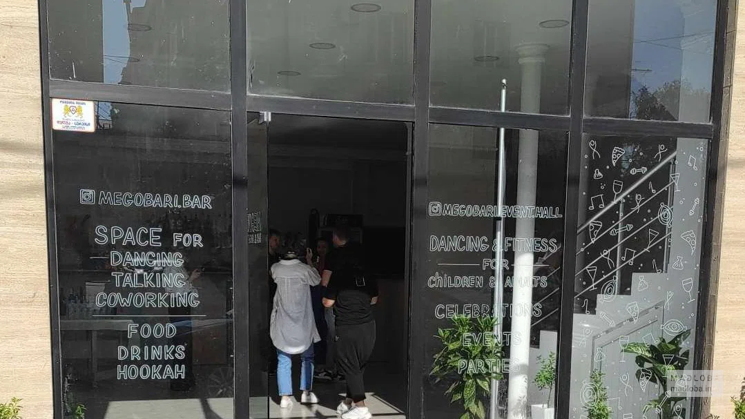 Вход в Павильон для мероприятий "Megobari bar & Event hall" в Батуми