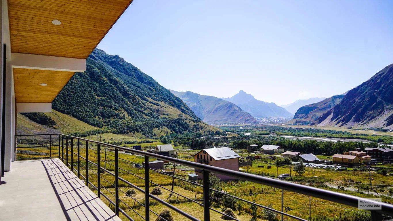 Балкон Отеля "Kazbegi Chalet" в Степанцминде