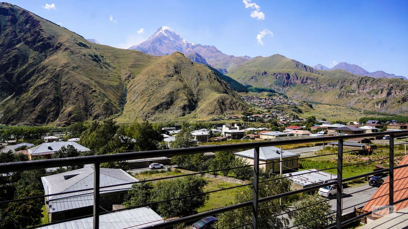 Вид с балкона Отеля "Kazbegi Chalet" в Степанцминде