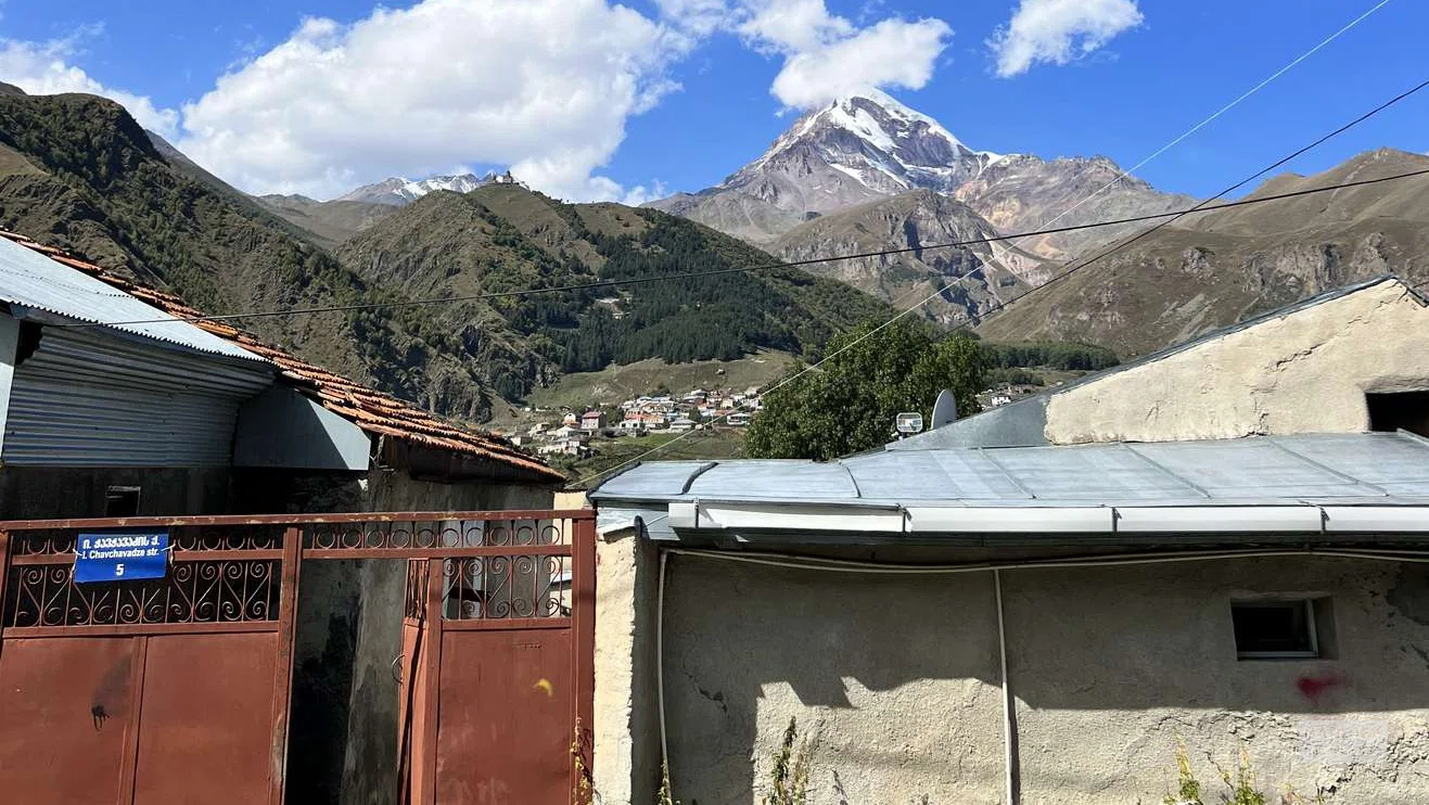 Ворота Гостевого дома "Kazbegi Cozy Mountain House" в Степанцминде