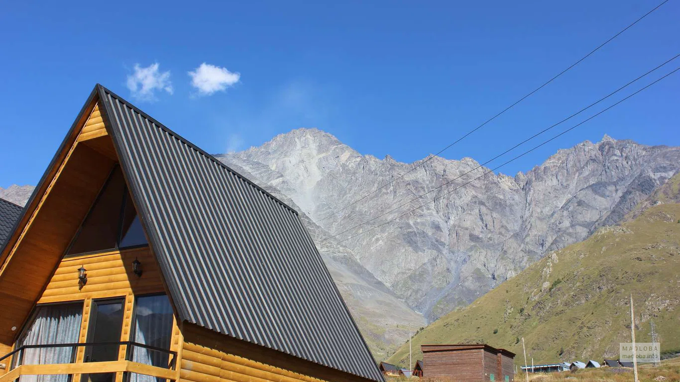 Коттедж "Kazbegi Folk" в Степанцминде на фоне гор