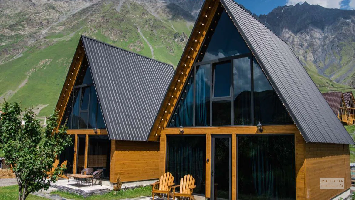 Деревянные шале "Kazbegi Hills Cottages" в Степанцминде