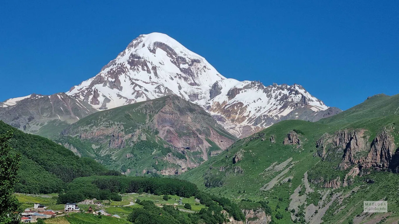 Живописный вид из Гостиницы "Kazbegi Inn" в Степанцминде