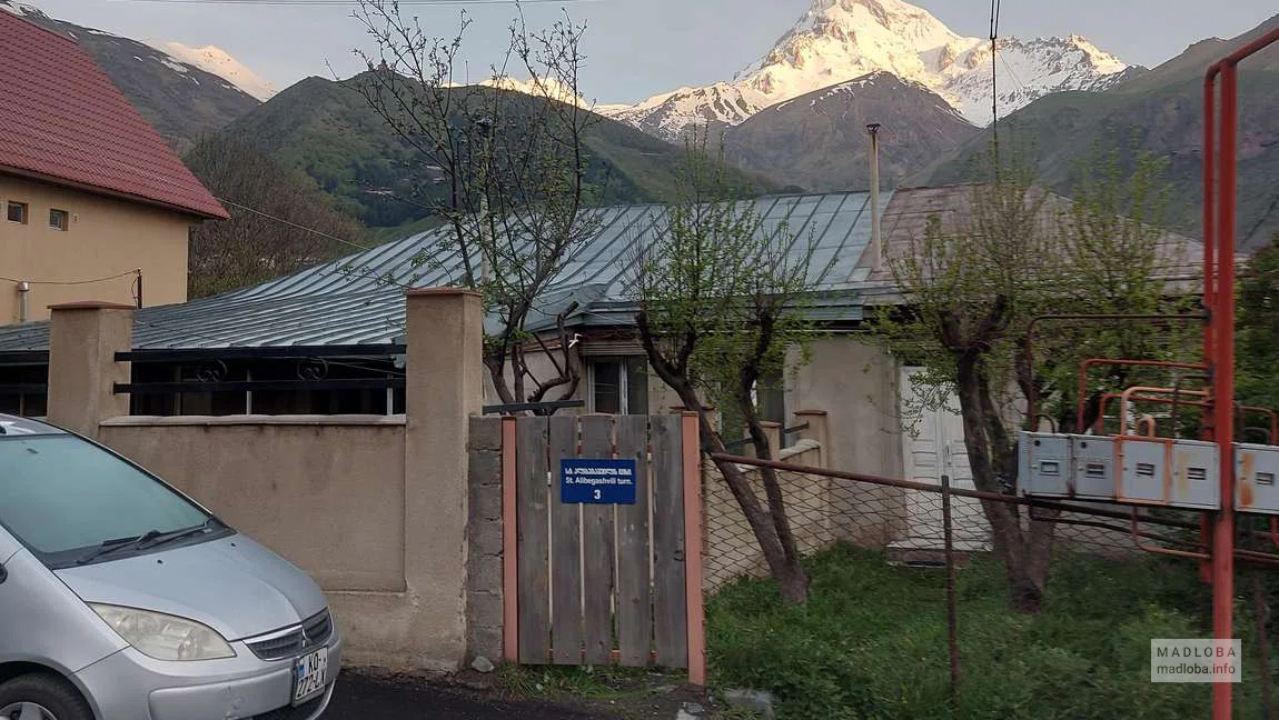 Вход на территорию Гостиницы "Kazbegi Inn" в Степанцминде