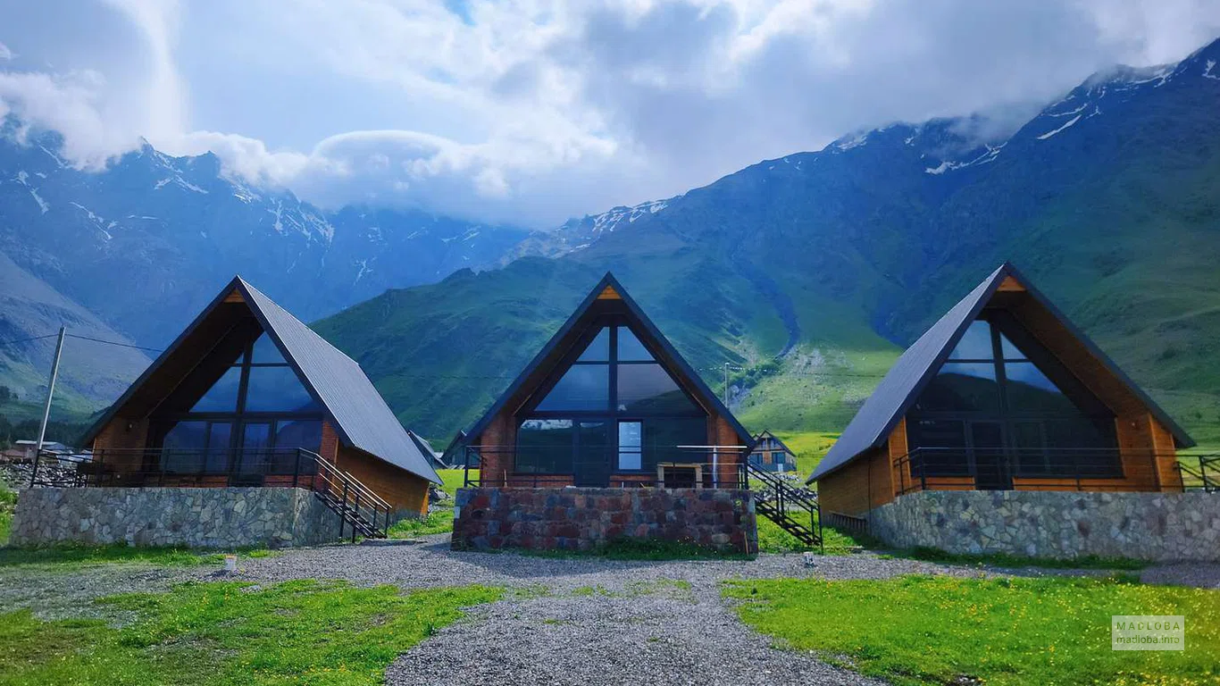 Деревянные шале "Kera Cottages Kazbegi" в Степанцминде на фоне гор