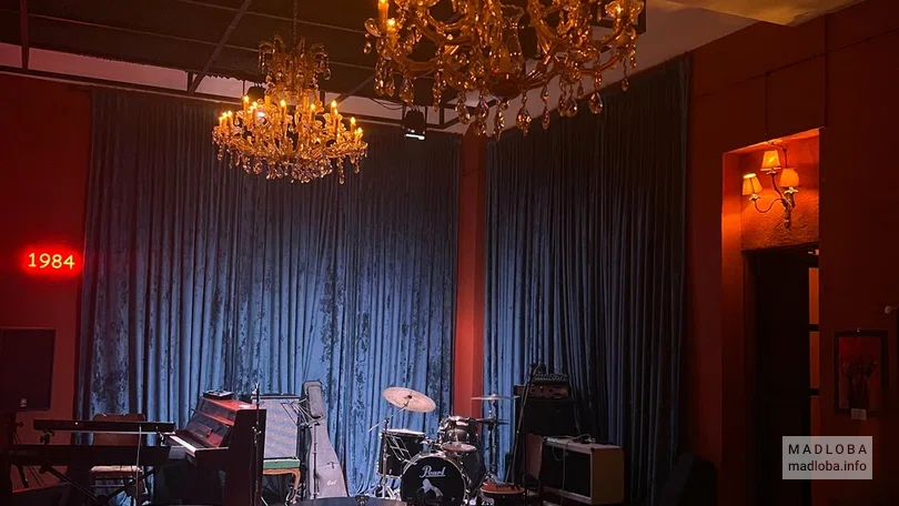Бар с живой музыкой 1984 jazz