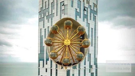 колесо обозрения на фасаде небоскреба в Батуми