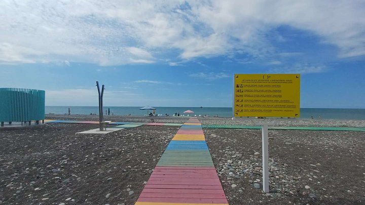 Доступный пляж для людей с ограниченными возможностями в Батуми ( напротив New Ship)
