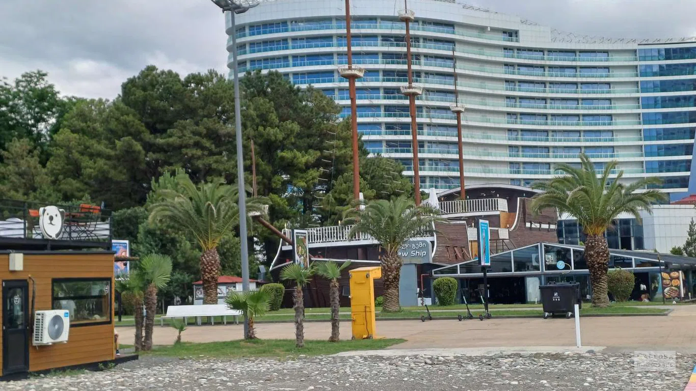 Доступный пляж для людей с ограниченными возможностями в Батуми ( напротив New Ship)