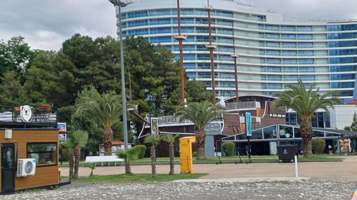 Доступный пляж для людей с ограниченными возможностями в Батуми ( напротив New Ship)