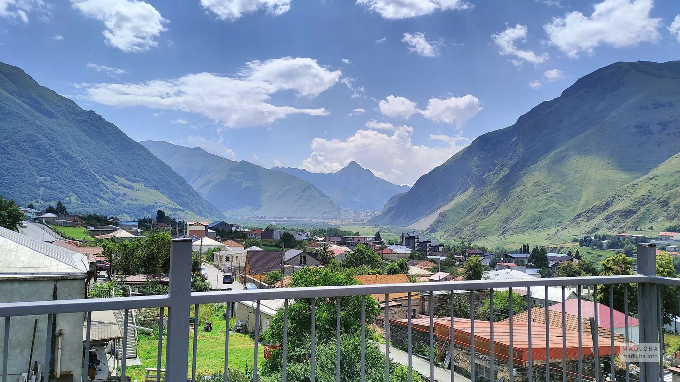 Живописный вид с балкона Отеля "Milky Way Kazbegi" в Степанцминде