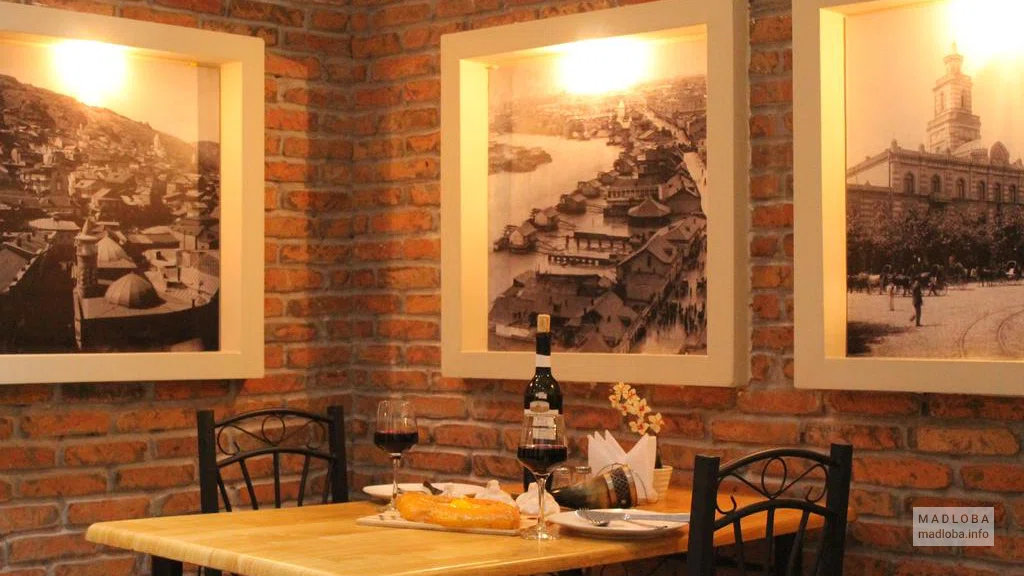 Столик в кафе гостиницы Тбилиси
