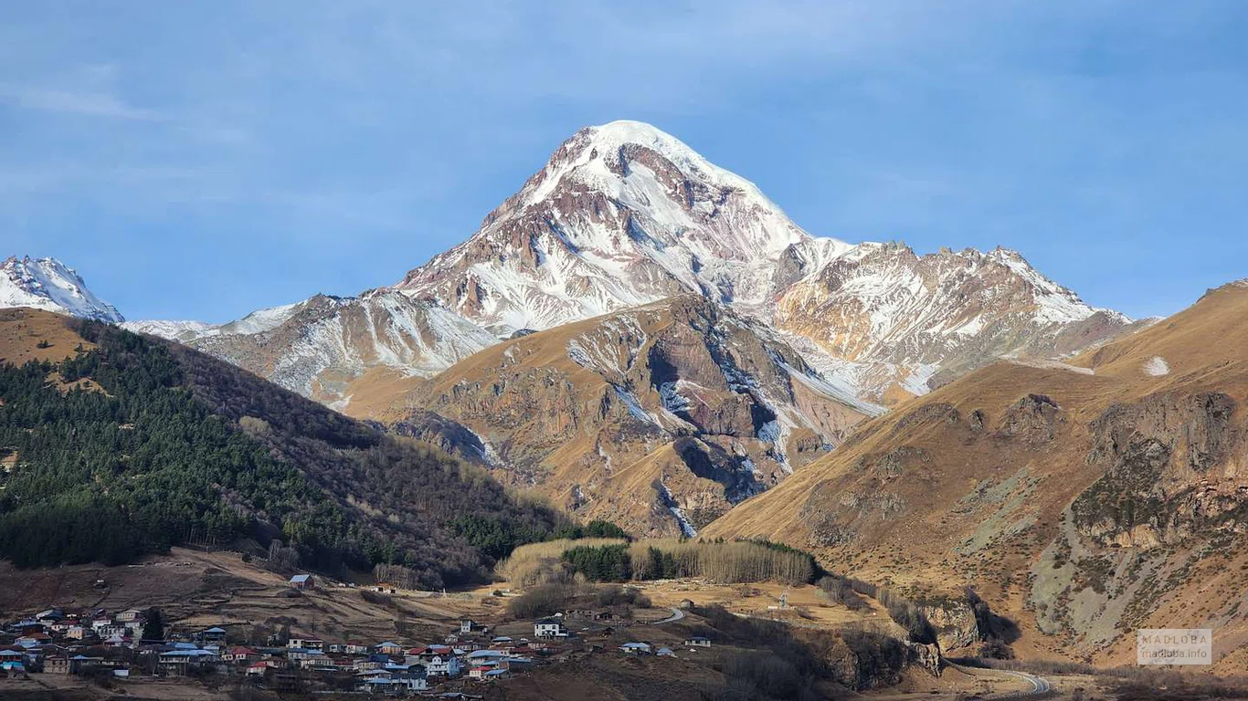 Живописный вид от Отеля "North Kazbegi" в Степанцминде