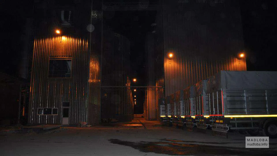 Завод производства зерновых и муки "Bevrili Group"  ночью
