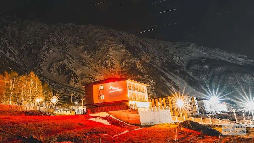 Гостиница "Rooftop Kazbegi" в Степанцминде в ночное время