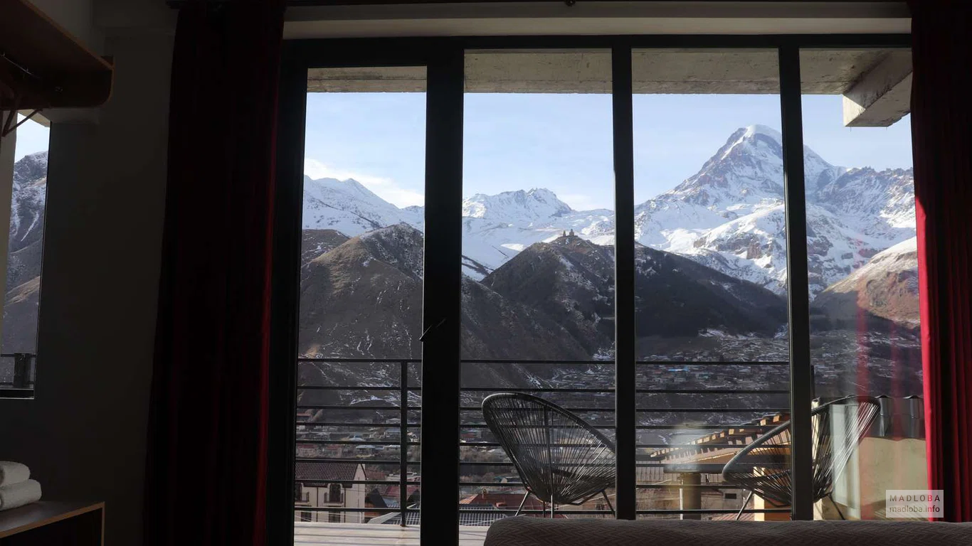 Вид из окна Гостиницы "Rooftop Kazbegi" в Степанцминде