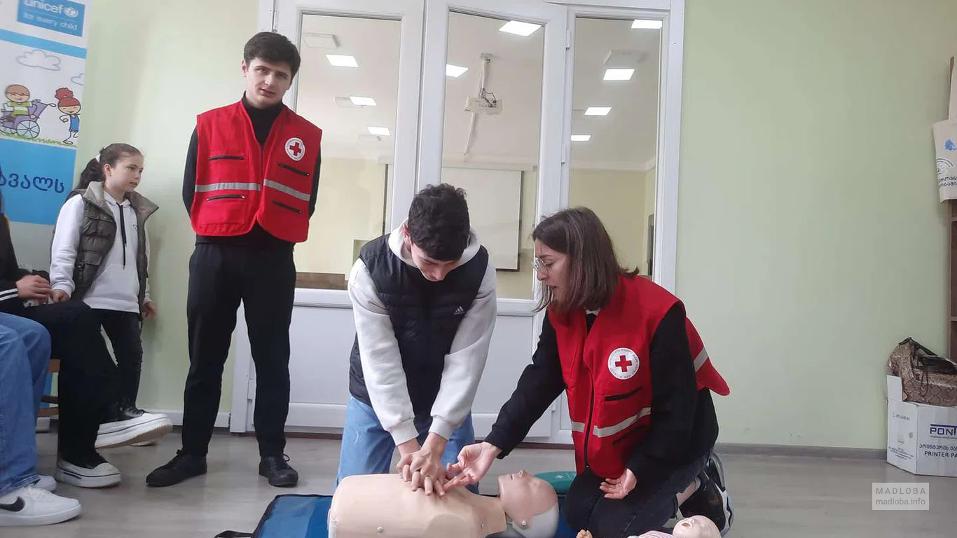 Занятие по оказанию первой медицинской помощи в Грузинском обществе Красного Креста в Батуми