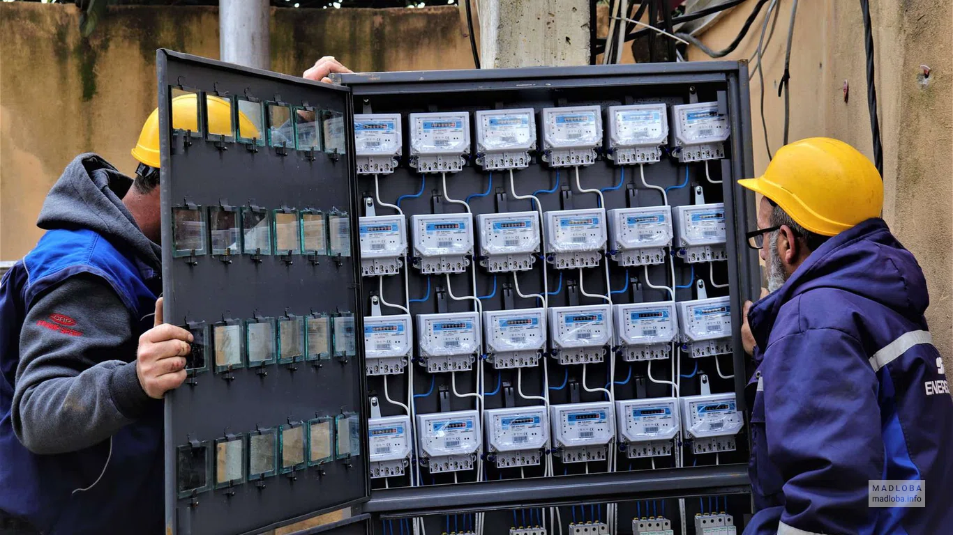 Компания энергетического сектора "Energo Pro Georgia" рабочие осматривают счетчики