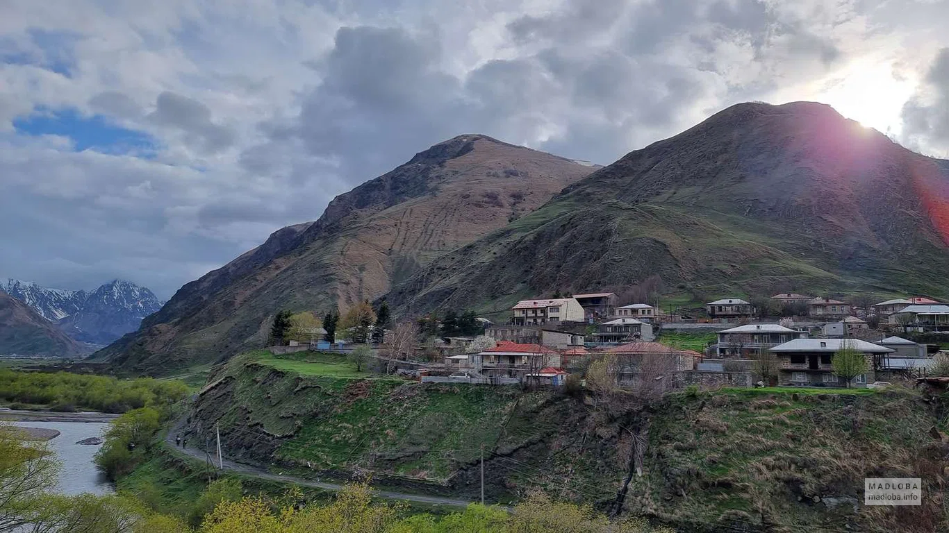 Живописный вид с балкона  Отеля "Stancia Kazbegi" в Степанцминде