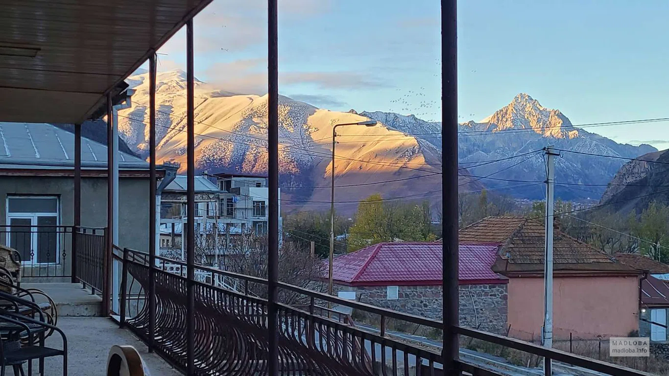 Балкон  Гостевого дома "Sunny Mountain House" в Степанцминде