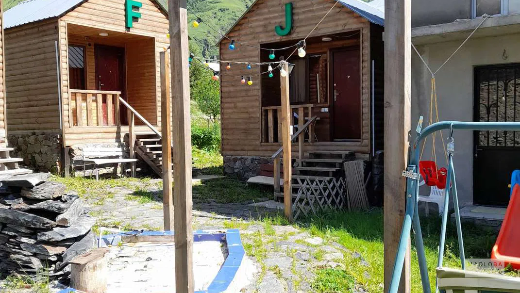 Коттеджи "TFJ Cottages" в Степанцминде на фоне гор