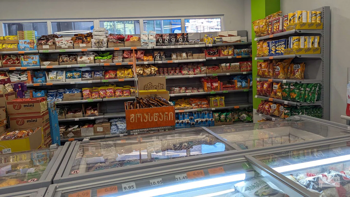 Товар на полках магазина 2 Nabiji в Батуми
