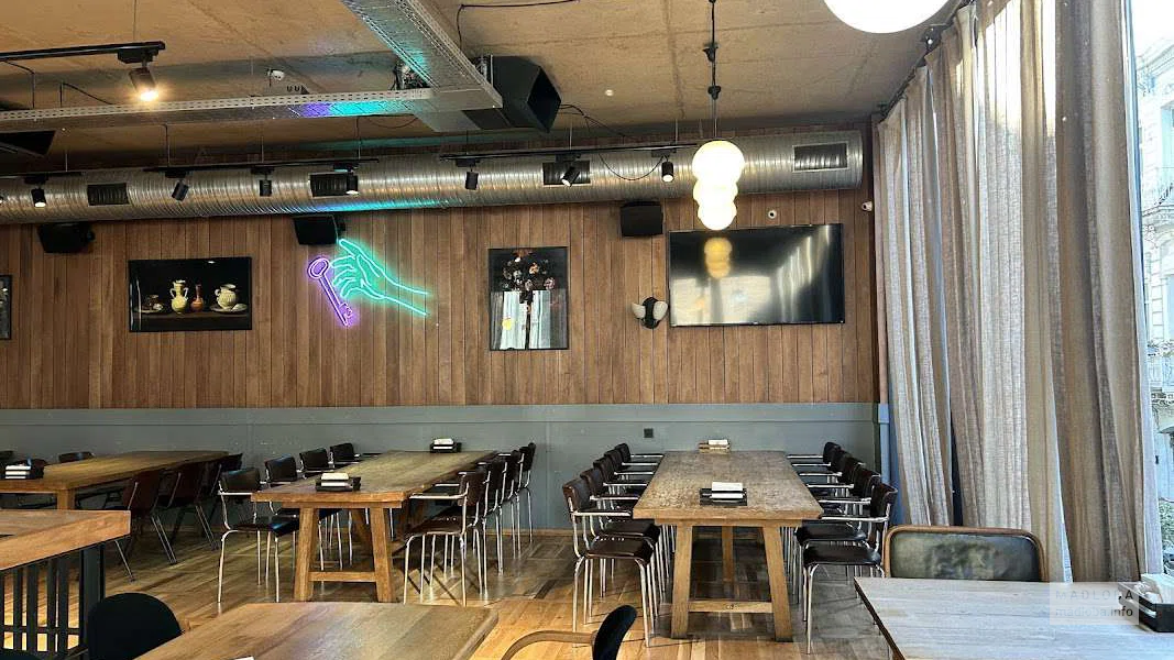 Столы в ресторане 2 Tona Craft Beer and Brewery