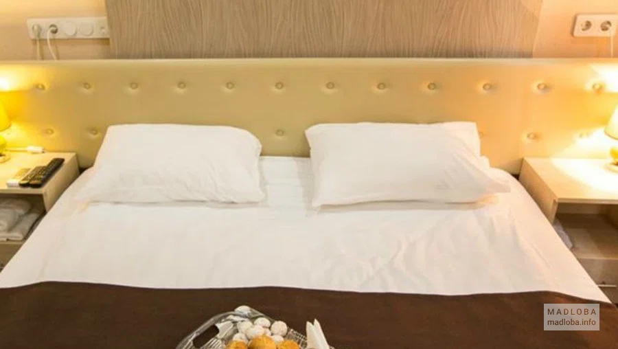 Кровать в отеле Тбилиси
